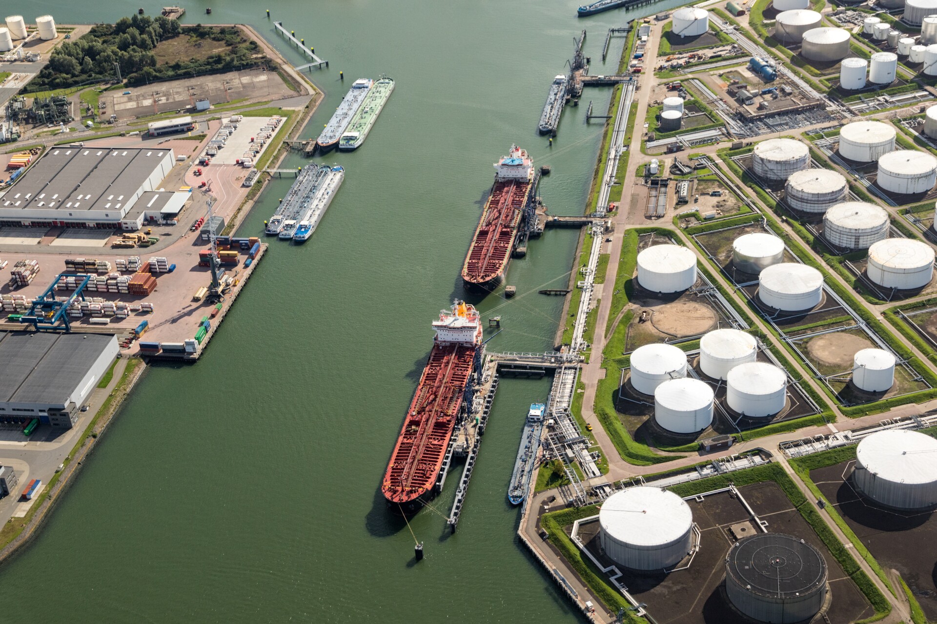 Oil dives 4% to lowest since July on demand worry, strong dollar